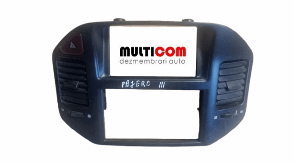 Grila centrala cu buton avarii Mitsubishi Pajero